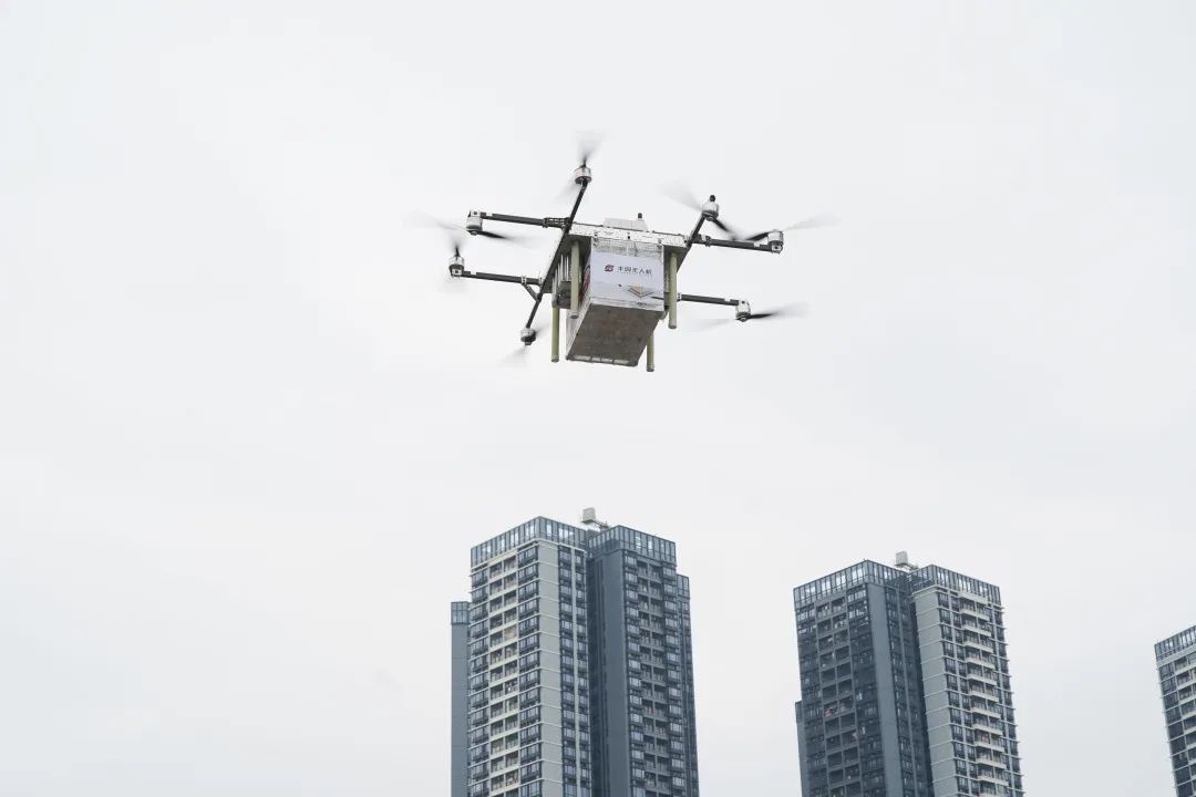 豐翼無(wú)人機(jī)成功首飛深圳市首條黃金珠寶低空運(yùn)輸航線(xiàn)！